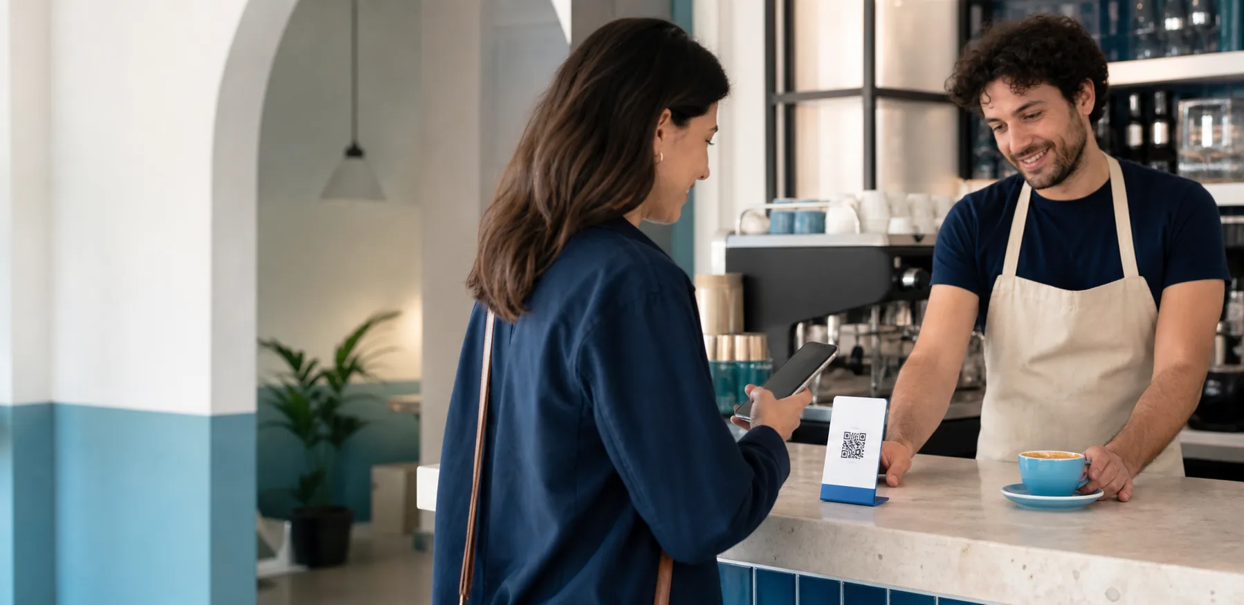 Un cliente de una cafetería que se une a un programa de fidelización mediante un código QR